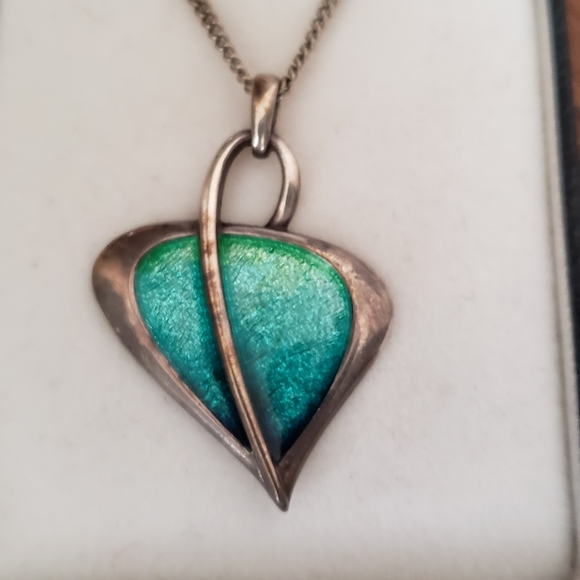 Leah Leaf pendant by Ortak jewelry - Picture 2 of 3